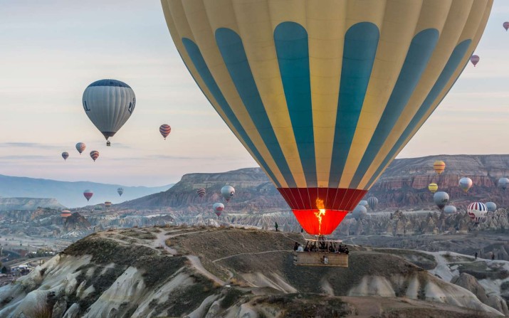 Discover the beauty of balloon city in Turkey, where hot air balloons soar over Cappadocia’s breathtaking valleys, fairy chimneys, and rock formations