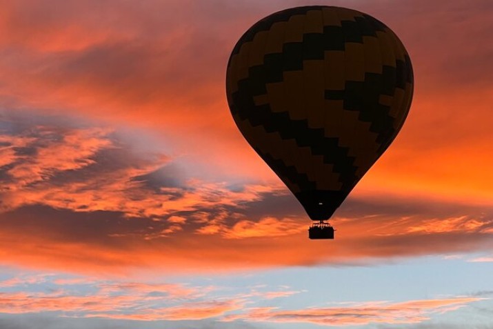 Discover the beauty of hot air balloon sunset rides in Cappadocia, where golden-hour lighting and a peaceful atmosphere create an experience