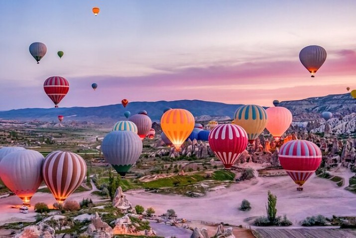 Discover the balloon ride cost in Cappadocia, explore pricing options, book in advance for discounts, and experience an unforgettable sunrise view